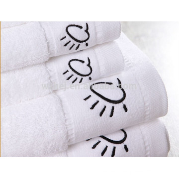 photo chaude, conception de broderie 450 grammes 100% coton serviette de bain du fournisseur de la Chine, blanc